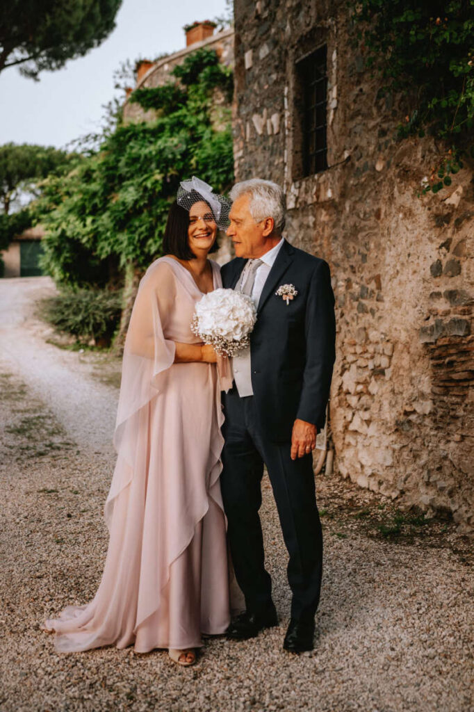sposa con abito colorato rosa