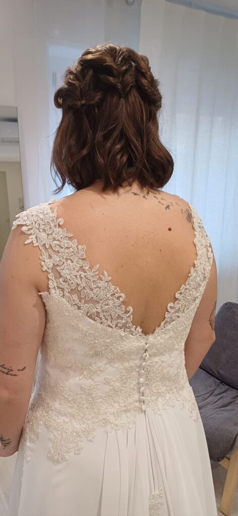 abito sposa curvy con scollo profondo