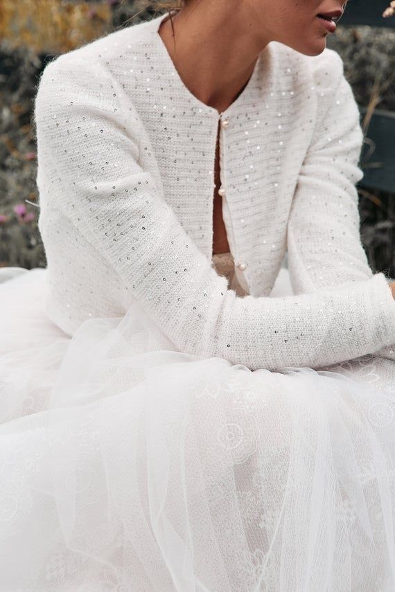 abito sposa inverno con dettagli luminosi