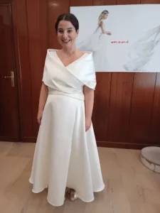 Abito sposa premaman con gonna e top incrociato di Atelier Menì a Roma
