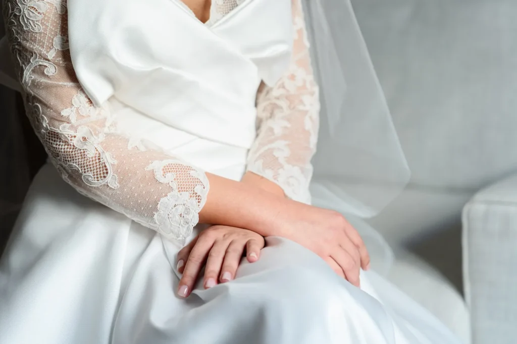 abito da sposa meni con applicazione di pizzo di famiglia nelle maniche
