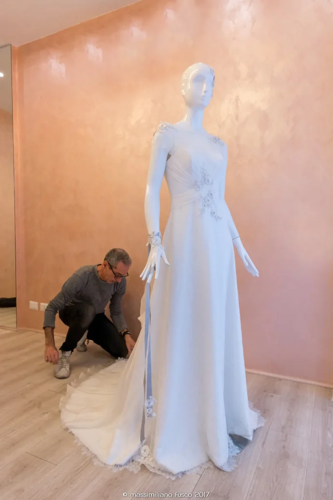 Mauro Menichino al lavoro su un abito da sposa su misura con pizzo vintage, Atelier Menì Roma