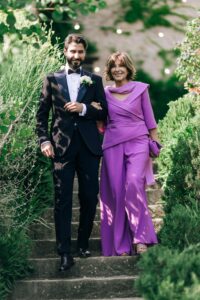 foto con mamma dello sposo e il figlio vestita da Atelier Menì