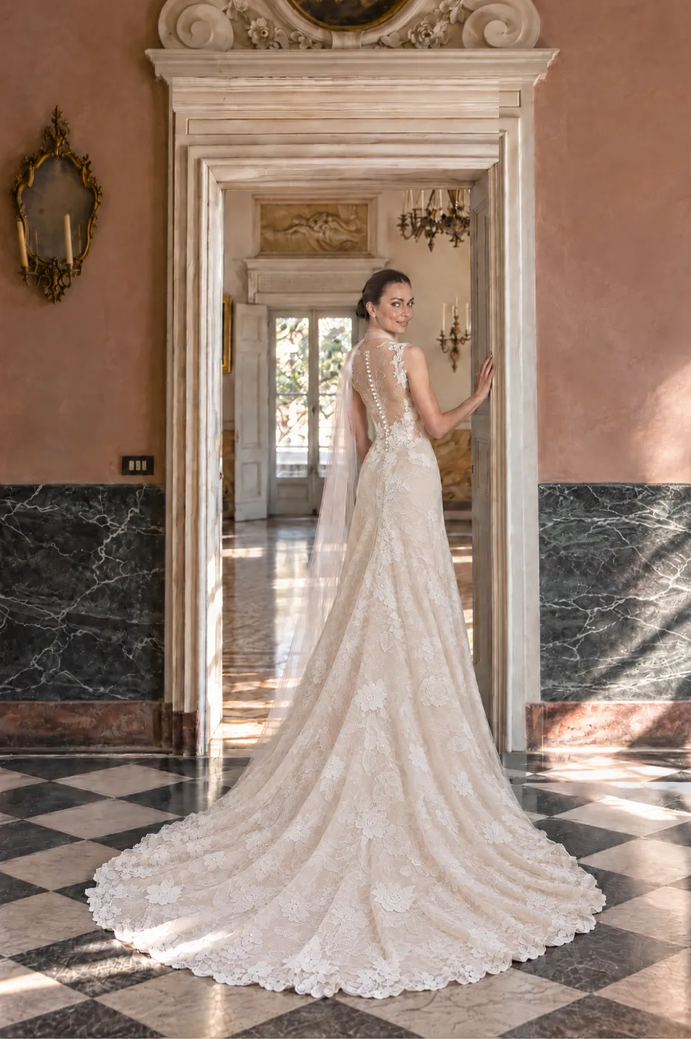 Retro abito a sirena in pizzo con strascico Collezione Acquae Menì